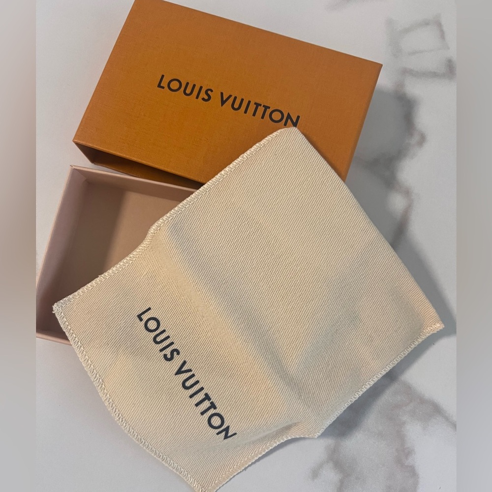 Perfect condition, Louis Vuitton accessory box! Includes dust jacket. 5.5x3.5